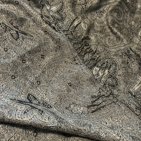 Gorgeous Shawl- 5ft in length! - Picture 1 of 2